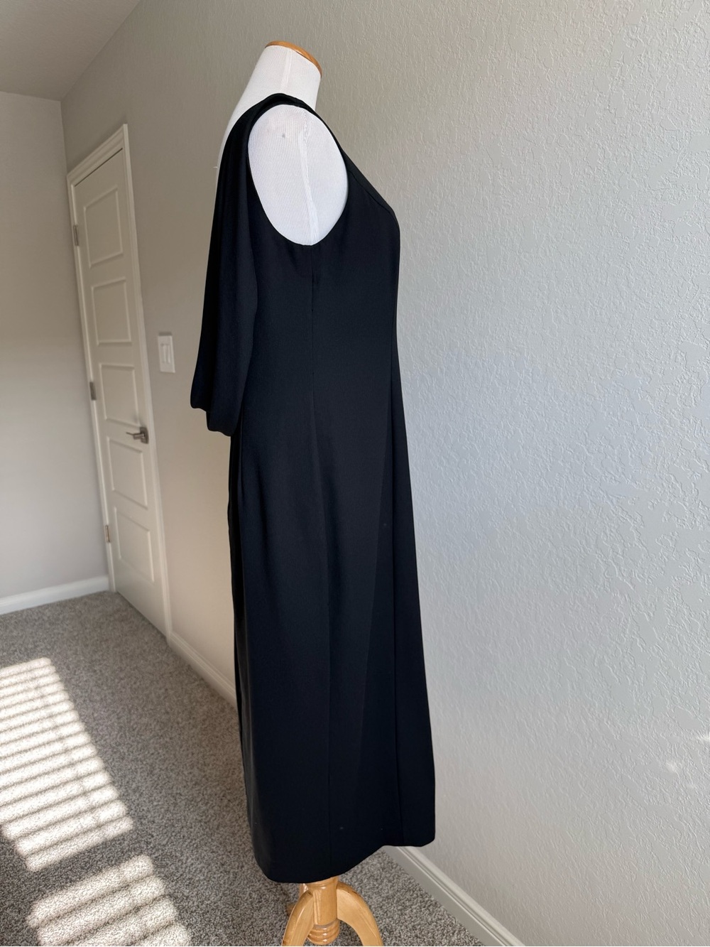 Elegant Black Draped-Back Cocktail Dress - Picture 6 of 9